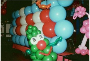 Luftballondekoration Explodierende Ballonwand 2m hoch 6m breit