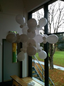 Schneeflocke aus Luftballons