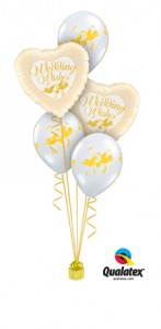 Tischbuquette mit 2 Folien Herzen mit Aufschrift Wedding Wisches und 2 weißen Latexballons mit Turteltaubenaufdruck