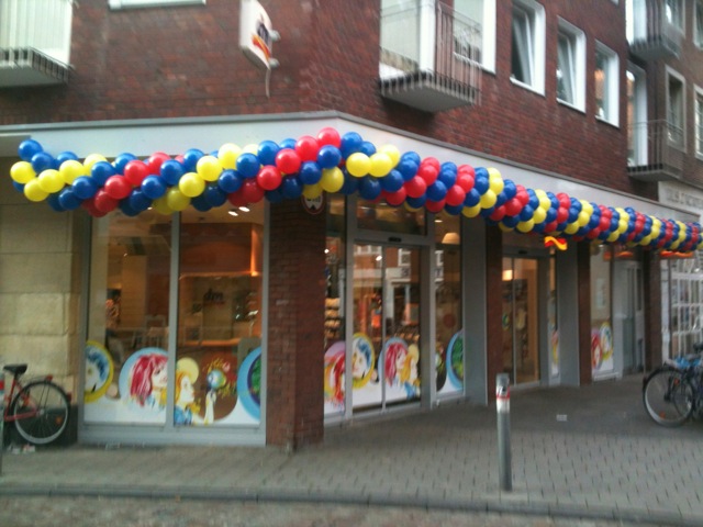 Luftballonkünstler Oldenburg in Farben gedrehte Luftballongirlande