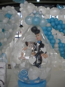 Hochzeitspaar im Ballon